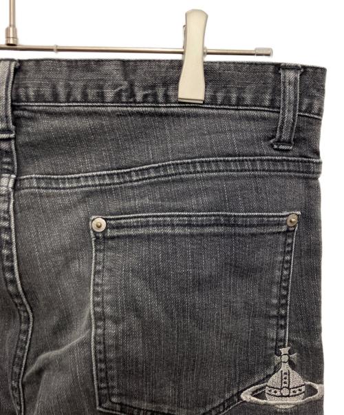 Vivienne Westwood（ヴィヴィアンウエストウッド）Vivienne Westwood (ヴィヴィアンウエストウッド) オーブ刺繍デニムパンツ ブラック サイズ:46の古着・服飾アイテム