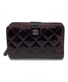 CHANEL（シャネル）の古着「マトラッセパテント2つ折り財布」｜ワインレッド