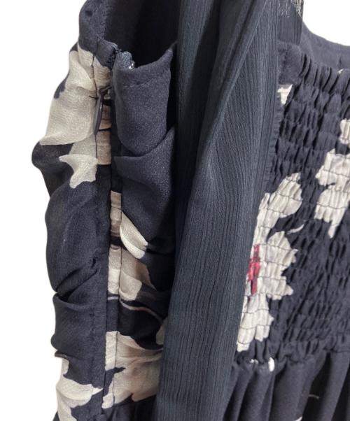 Snidel（スナイデル）Snidel (スナイデル) フラワープリントショルダーリボンワンピース ネイビー 未使用品の古着・服飾アイテム