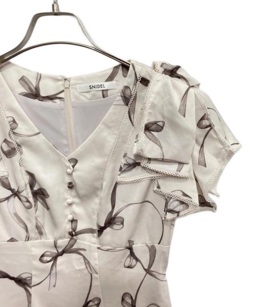 Snidel（スナイデル）Snidel (スナイデル) Sustainableリボンプリントワンピース ベージュの古着・服飾アイテム