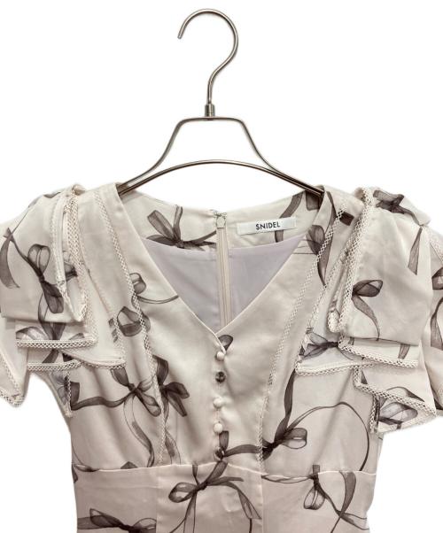 Snidel（スナイデル）Snidel (スナイデル) Sustainableリボンプリントワンピース ベージュの古着・服飾アイテム