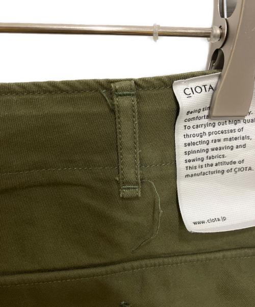 CIOTA（シオタ）CIOTA (シオタ) スビンコットンバックサテンベイカーパンツ カーキ サイズ:6の古着・服飾アイテム