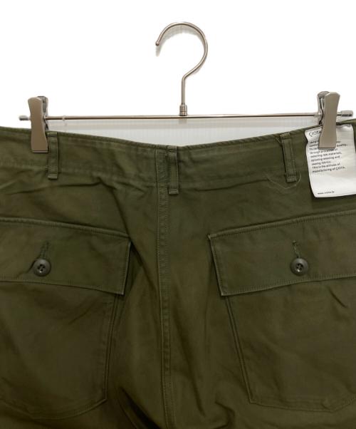 CIOTA（シオタ）CIOTA (シオタ) スビンコットンバックサテンベイカーパンツ カーキ サイズ:6の古着・服飾アイテム