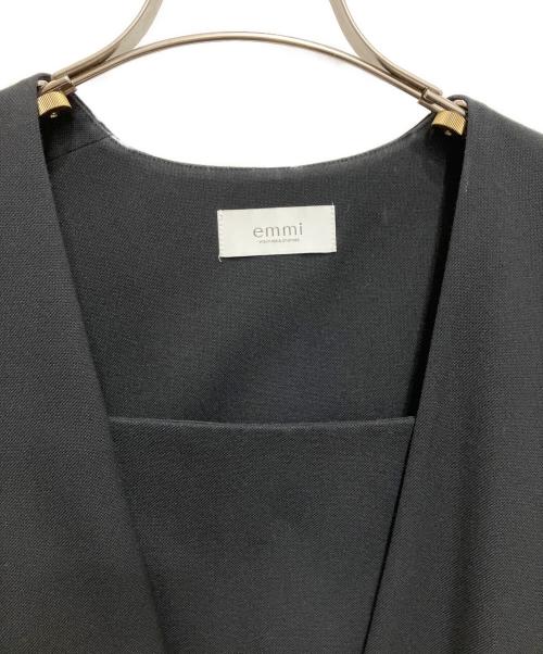 emmi atelier（エミアトリエ）emmi atelier (エミアトリエ) ジレ+キャミワンピセットアップ ブラックの古着・服飾アイテム