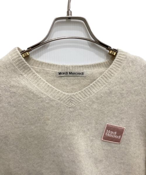 Mardi Mercredi（マルディメクルディ）Mardi Mercredi (マルディメクルディ) ロゴVネックセーター ベージュ サイズ:ONEの古着・服飾アイテム