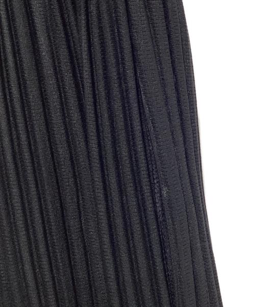 HOMME PLISSE ISSEY MIYAKE（オム プリッセ イッセイ ミヤケ）HOMME PLISSE ISSEY MIYAKE (オム プリッセ イッセイ ミヤケ) MONTHLY COLORS : MAY クロップドパンツ ブラック サイズ:SIZE 3の古着・服飾アイテム