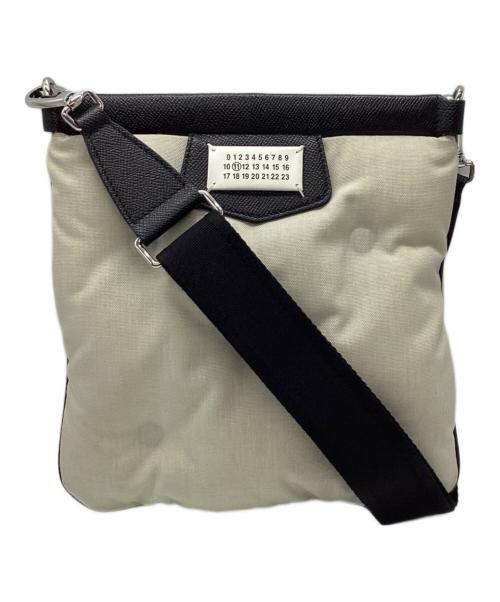 Maison Margiela（メゾンマルジェラ）Maison Margiela (メゾンマルジェラ) グラムスラムスポーツフラットショルダーバッグ ブラック×ホワイトの古着・服飾アイテム