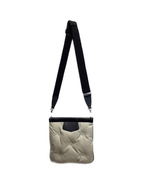 Maison Margiela（メゾンマルジェラ）Maison Margiela (メゾンマルジェラ) グラムスラムスポーツフラットショルダーバッグ ブラック×ホワイトの古着・服飾アイテム