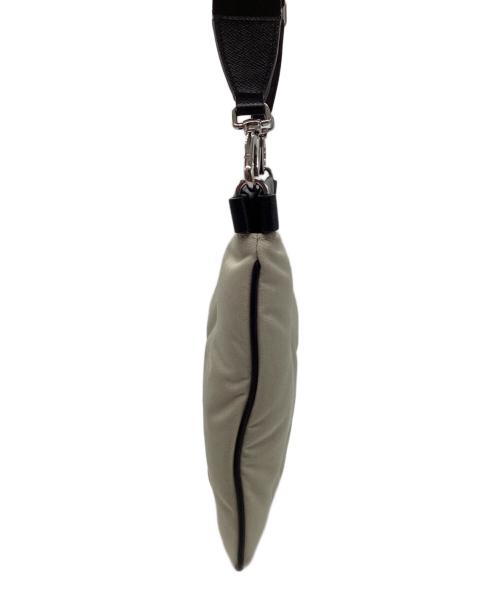 Maison Margiela（メゾンマルジェラ）Maison Margiela (メゾンマルジェラ) グラムスラムスポーツフラットショルダーバッグ ブラック×ホワイトの古着・服飾アイテム