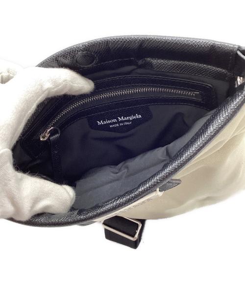 Maison Margiela（メゾンマルジェラ）Maison Margiela (メゾンマルジェラ) グラムスラムスポーツフラットショルダーバッグ ブラック×ホワイトの古着・服飾アイテム