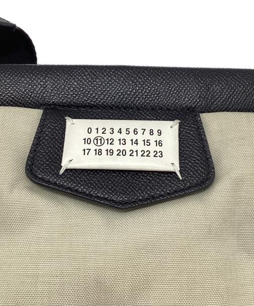 Maison Margiela（メゾンマルジェラ）Maison Margiela (メゾンマルジェラ) グラムスラムスポーツフラットショルダーバッグ ブラック×ホワイトの古着・服飾アイテム