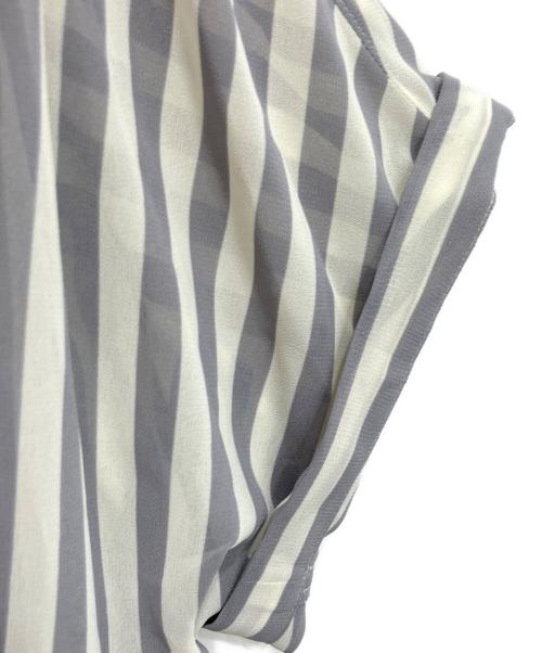 23区（ニジュウサンク）23区 (ニジュウサンク) ストライププリント シフォン ブラウス グレー×ホワイト サイズ:38 未使用品の古着・服飾アイテム