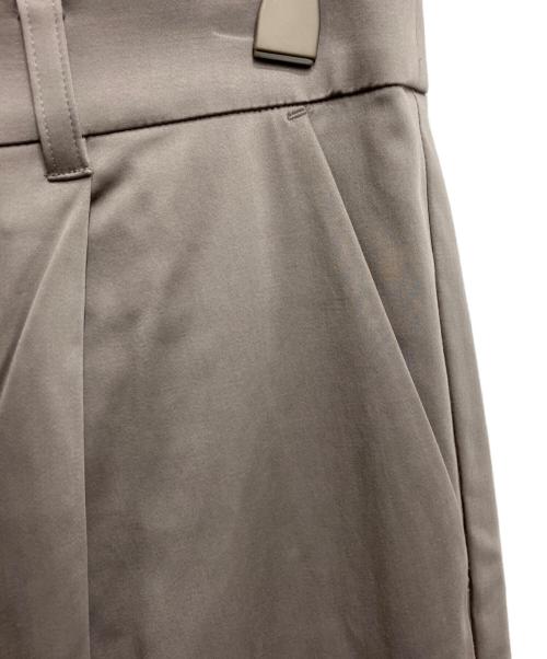UNTITLED（アンタイトル）UNTITLED (アンタイトル) サテンテーパードパンツ ブラウン サイズ:L 未使用品の古着・服飾アイテム