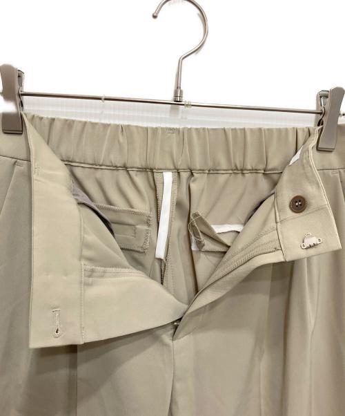 UNTITLED（アンタイトル）UNTITLED (アンタイトル) タックテーパードパンツ ベージュ サイズ:L 未使用品の古着・服飾アイテム