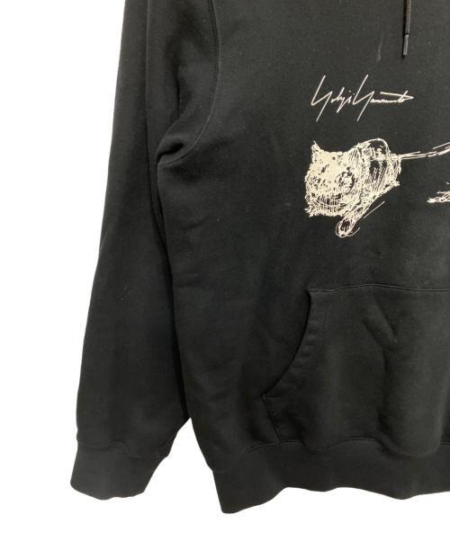 Yohji Yamamoto pour homme（ヨウジヤマモト プールオム）Yohji Yamamoto pour homme (ヨウジヤマモト プールオム) New Era (ニューエラ) Yuuka Asakura DRAWING PRINT SWEAT PULLOVER HOODIE ブラック サイズ:Mの古着・服飾アイテム