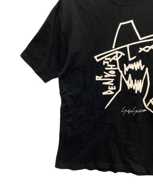Yohji Yamamoto pour homme（ヨウジヤマモト プールオム）Yohji Yamamoto pour homme (ヨウジヤマモト プールオム) New Era (ニューエラ) グラフィックTシャツ ブラック サイズ:XLの古着・服飾アイテム