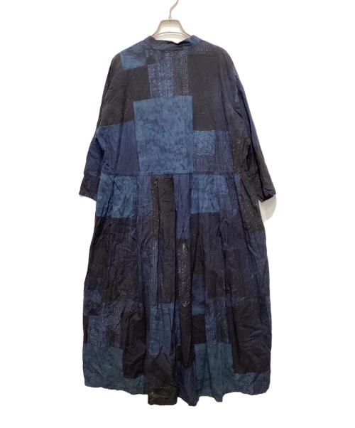 pas de calais（パドカレ）pas de calais (パドカレ) 26SS Tsugihagi プリントワンピース インディゴ サイズ:36の古着・服飾アイテム