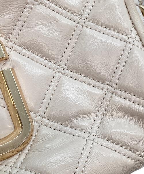 MARC JACOBS（マークジェイコブス）MARC JACOBS (マークジェイコブス) THE QUILTED SOFTSHOT ベージュの古着・服飾アイテム