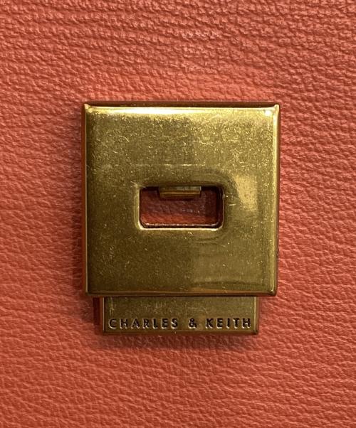 CHARLES & KEITH（チャールズアンドキース）CHARLES & KEITH (チャールズアンドキース) フロントフラップ チェーンハンドルクロスボディバッグ ブラウンの古着・服飾アイテム