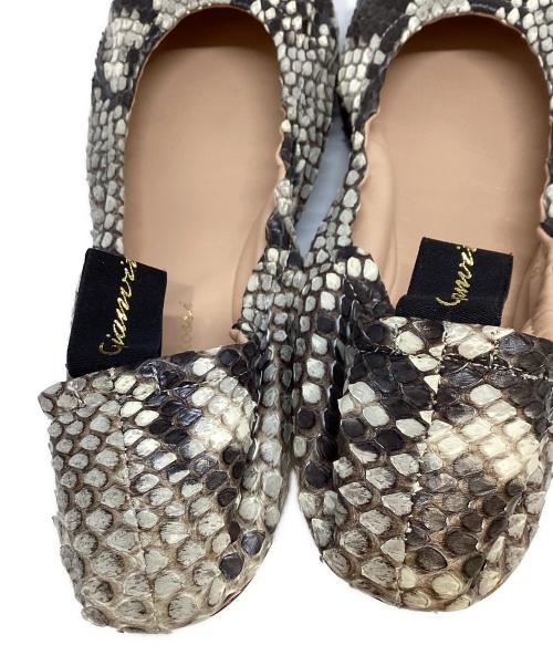 Gianvito Rossi（ジャンヴィト ロッシ）Gianvito Rossi (ジャンヴィト ロッシ) パイソンバレエパンプス グレー サイズ:SIZE37の古着・服飾アイテム