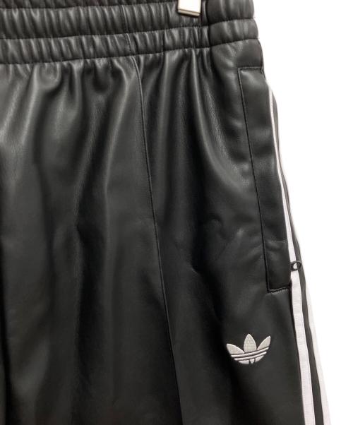 adidas（アディダス）adidas (アディダス) JEREMY SCOTT (ジェレミー スコット) フェイクレザー ワイドパンツ ブラック サイズ:XLの古着・服飾アイテム