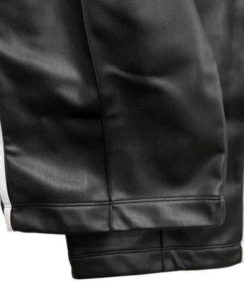 adidas（アディダス）adidas (アディダス) JEREMY SCOTT (ジェレミー スコット) フェイクレザー ワイドパンツ ブラック サイズ:XLの古着・服飾アイテム