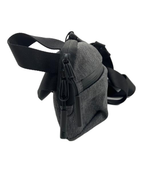 AER（エアー）AER (エアー) Day Sling 2ウエストバッグ グレーの古着・服飾アイテム