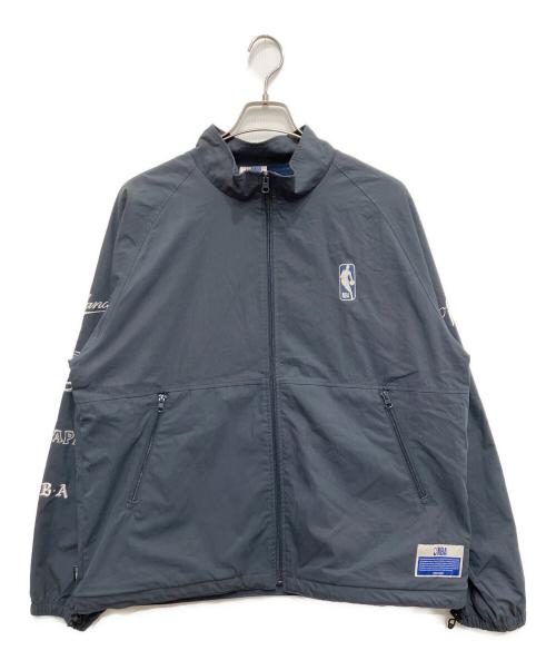 WIND AND SEA（ウィンダンシー）WIND AND SEA (ウィンダンシー) NBA (エヌビーエー) PARAPPA x LAKERS BLUSON グレー サイズ:Lの古着・服飾アイテム