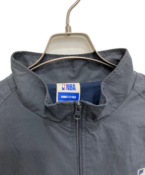 WIND AND SEA（ウィンダンシー）WIND AND SEA (ウィンダンシー) NBA (エヌビーエー) PARAPPA x LAKERS BLUSON グレー サイズ:Lの古着・服飾アイテム