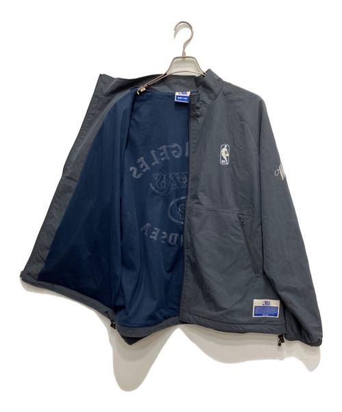 WIND AND SEA（ウィンダンシー）WIND AND SEA (ウィンダンシー) NBA (エヌビーエー) PARAPPA x LAKERS BLUSON グレー サイズ:Lの古着・服飾アイテム
