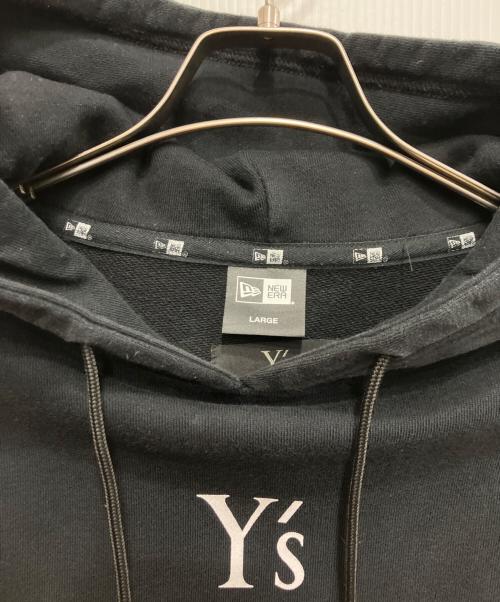 Y's（ワイズ）Y's (ワイズ) New Era (ニューエラ) センターロゴプルオーバーパーカー ブラック サイズ:4の古着・服飾アイテム