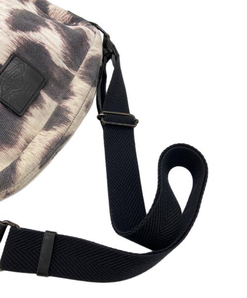 Vivienne Westwood（ヴィヴィアンウエストウッド）Vivienne Westwood (ヴィヴィアンウエストウッド) レオパード柄ショルダーバッグ ホワイト×ブラックの古着・服飾アイテム