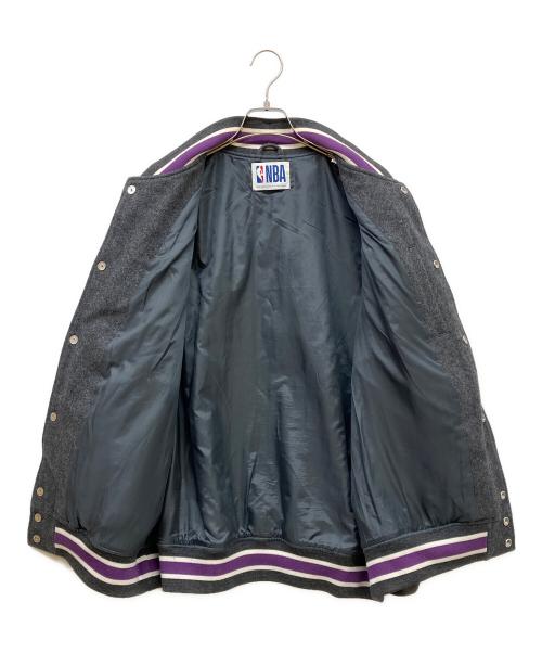 NBA（エヌビーエー）NBA (エヌビーエー) スタジャン グレー サイズ:Lの古着・服飾アイテム
