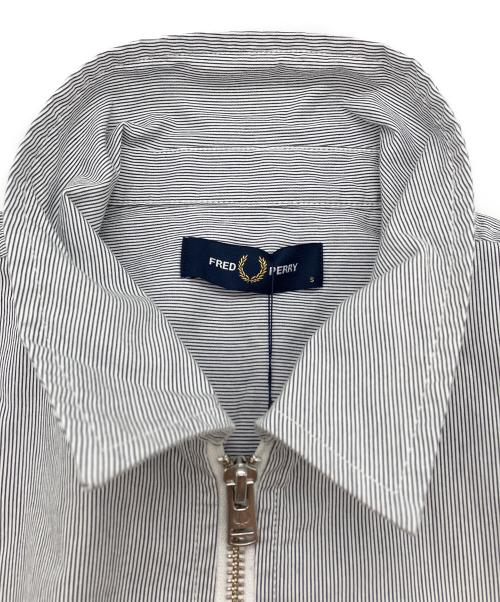 FRED PERRY（フレッドペリー）FRED PERRY (フレッドペリー) Striped Seersucker Zip Through Overshirt ホワイト サイズ:SIZE S 未使用品の古着・服飾アイテム