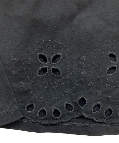 BLUE LABEL CRESTBRIDGE（ブルーレーベルクレストブリッジ）BLUE LABEL CRESTBRIDGE (ブルーレーベルクレストブリッジ) カットワーク刺繍Tシャツ ブラック サイズ:38の古着・服飾アイテム
