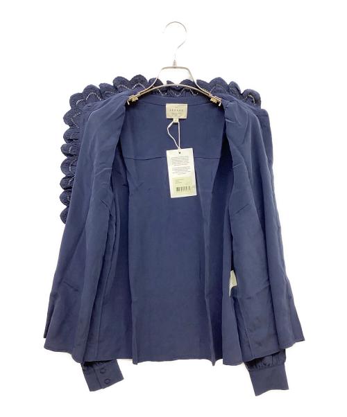 SEZANE（セザンヌ）SEZANE (セザンヌ) CHLOシルクフリルシャツブラウス ネイビー サイズ:36 未使用品の古着・服飾アイテム