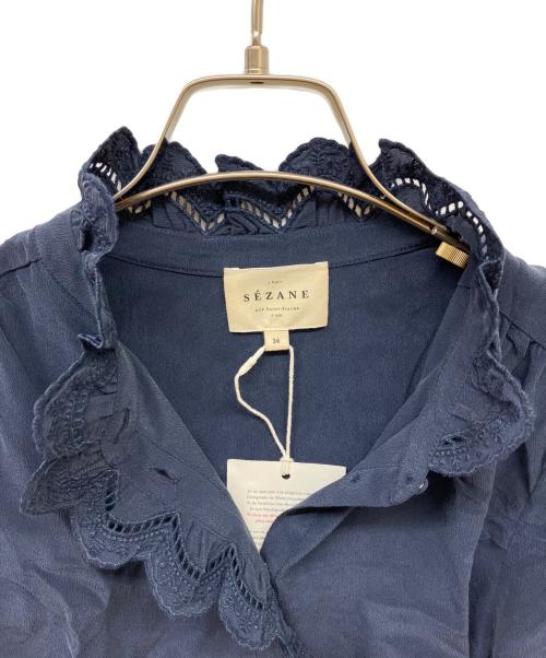 SEZANE（セザンヌ）SEZANE (セザンヌ) CHLOシルクフリルシャツブラウス ネイビー サイズ:36 未使用品の古着・服飾アイテム
