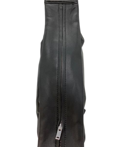 COS（コス）COS (コス) レザープリーツベルトバッグ ブラックの古着・服飾アイテム