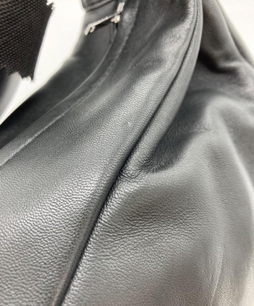 COS（コス）COS (コス) レザープリーツベルトバッグ ブラックの古着・服飾アイテム