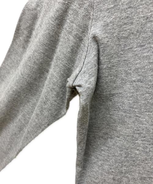 tricot COMME des GARCONS（トリココムデギャルソン）tricot COMME des GARCONS (トリココムデギャルソン) ビジューナンバリングデザインカットソー ライトグレー サイズ:SIZE Sの古着・服飾アイテム