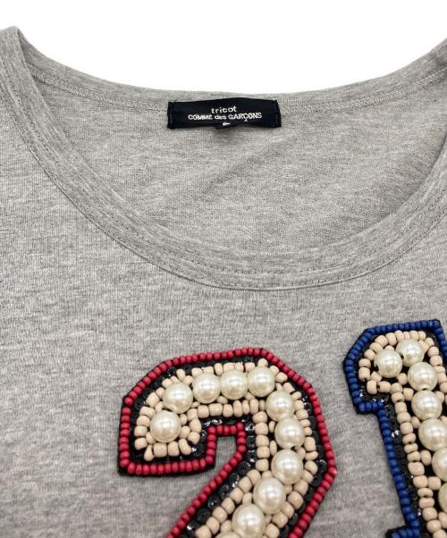 tricot COMME des GARCONS（トリココムデギャルソン）tricot COMME des GARCONS (トリココムデギャルソン) ビジューナンバリングデザインカットソー ライトグレー サイズ:SIZE Sの古着・服飾アイテム