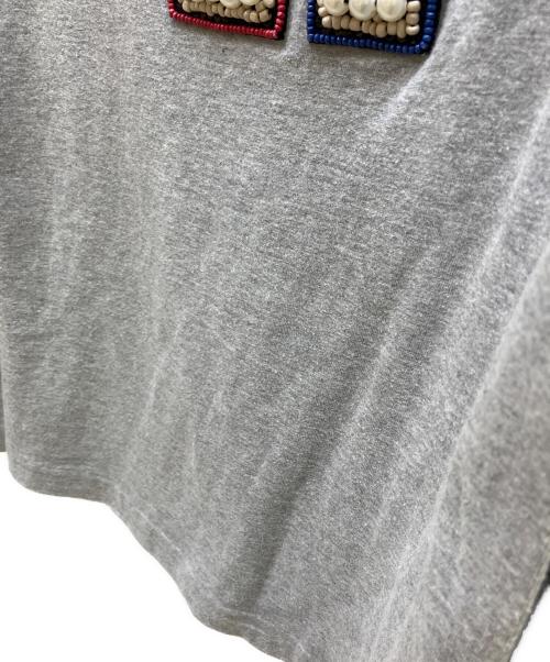 tricot COMME des GARCONS（トリココムデギャルソン）tricot COMME des GARCONS (トリココムデギャルソン) ビジューナンバリングデザインカットソー ライトグレー サイズ:SIZE Sの古着・服飾アイテム