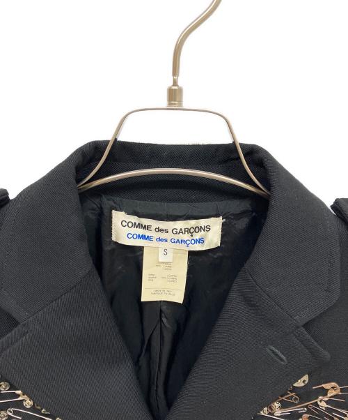 COMME des GARCONS COMME des GARCONS（コムデギャルソン コムデギャルソン）COMME des GARCONS COMME des GARCONS (コムデギャルソン コムデギャルソン) ピンデザイン装飾3Bジャケット ブラック サイズ:Sの古着・服飾アイテム