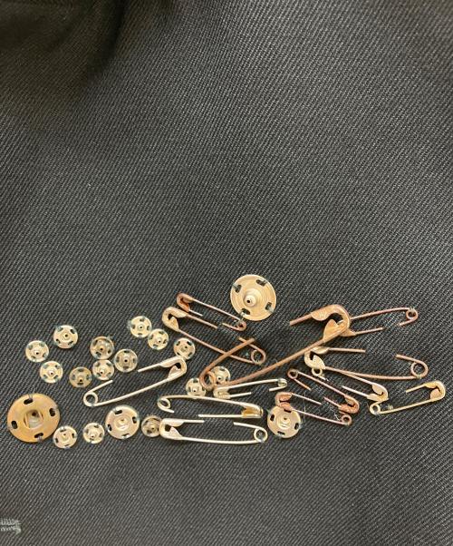 COMME des GARCONS COMME des GARCONS（コムデギャルソン コムデギャルソン）COMME des GARCONS COMME des GARCONS (コムデギャルソン コムデギャルソン) ピンデザイン装飾3Bジャケット ブラック サイズ:Sの古着・服飾アイテム