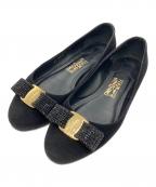 Salvatore Ferragamoサルヴァトーレ フェラガモ）の古着「スタッズヴァラリボンスウェードパンプス」｜ブラック
