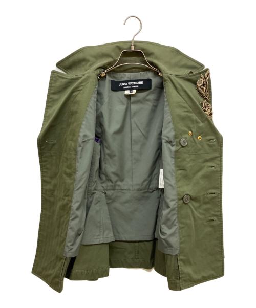 JUNYA WATANABE COMME des GARCONS（(ジュンヤワタナベ コムデギャルソン）JUNYA WATANABE COMME des GARCONS ((ジュンヤワタナベ コムデギャルソン) ブローチ付ダブルジャケット オリーブ サイズ:Sの古着・服飾アイテム