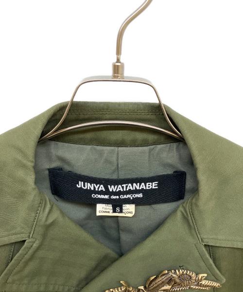 JUNYA WATANABE COMME des GARCONS（(ジュンヤワタナベ コムデギャルソン）JUNYA WATANABE COMME des GARCONS ((ジュンヤワタナベ コムデギャルソン) ブローチ付ダブルジャケット オリーブ サイズ:Sの古着・服飾アイテム