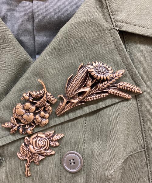 JUNYA WATANABE COMME des GARCONS（(ジュンヤワタナベ コムデギャルソン）JUNYA WATANABE COMME des GARCONS ((ジュンヤワタナベ コムデギャルソン) ブローチ付ダブルジャケット オリーブ サイズ:Sの古着・服飾アイテム