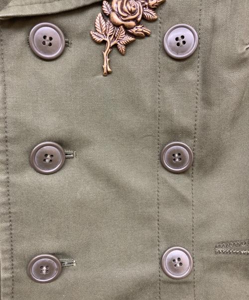 JUNYA WATANABE COMME des GARCONS（(ジュンヤワタナベ コムデギャルソン）JUNYA WATANABE COMME des GARCONS ((ジュンヤワタナベ コムデギャルソン) ブローチ付ダブルジャケット オリーブ サイズ:Sの古着・服飾アイテム