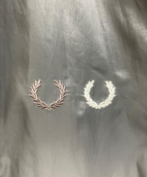 COMME des GARCONS HOMME DEUX（コムデギャルソン オム ドゥ）COMME des GARCONS HOMME DEUX (コムデギャルソン オム ドゥ) FRED PERRY (フレッドペリー) コラボナイロンジャケット グレー サイズ:Mの古着・服飾アイテム